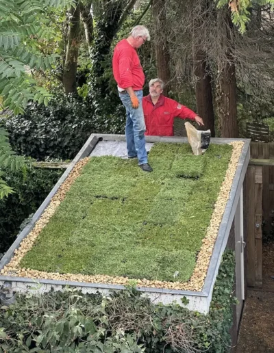 Snij of knip overtollig beschermdoek weg