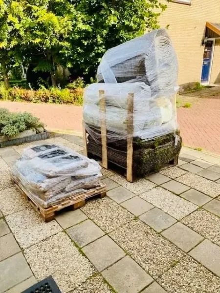 Levering 26m2 lichtgewicht sedumdak op 2 pallets